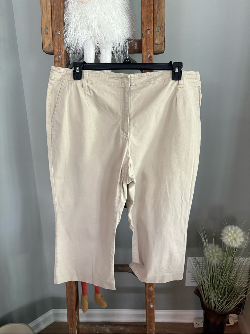 Liz Claiborne size 18 W tan Capri pants